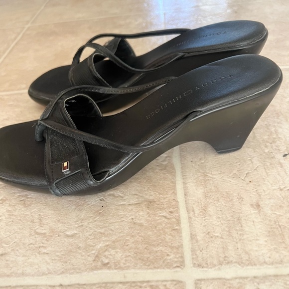 =TOMMY HILFIGER MARTINA Black Leather Thong Slip on Sandals Sz 5.5 - Picture 2 of 4